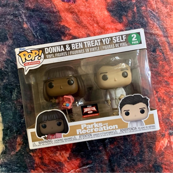 💛 Parks and Recreation Donna & Ben Treat Yo Self Funko Pop Set - NWT - Picture 2 of 9